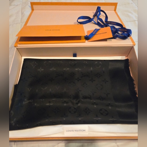 (SOLD) Louis Vuitton Monogram Shawl - Picture 8 of 15